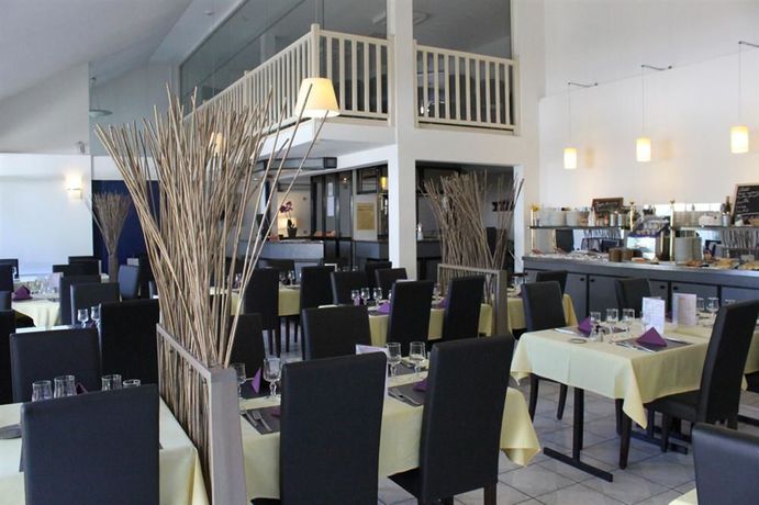 Imagen del bar/restaurante del Hotel The Originals City, Angers Sud – Le Village 49. Foto 1