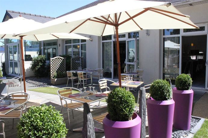 Imagen del bar/restaurante del Hotel The Originals City, Angers Sud – Le Village 49. Foto 2