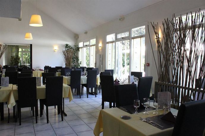 Imagen del bar/restaurante del Hotel The Originals City, Angers Sud – Le Village 49. Foto 10