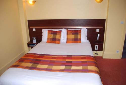 Imagen de la habitación del Hotel The Originals City, Cathédrale, Lisieux. Foto 10