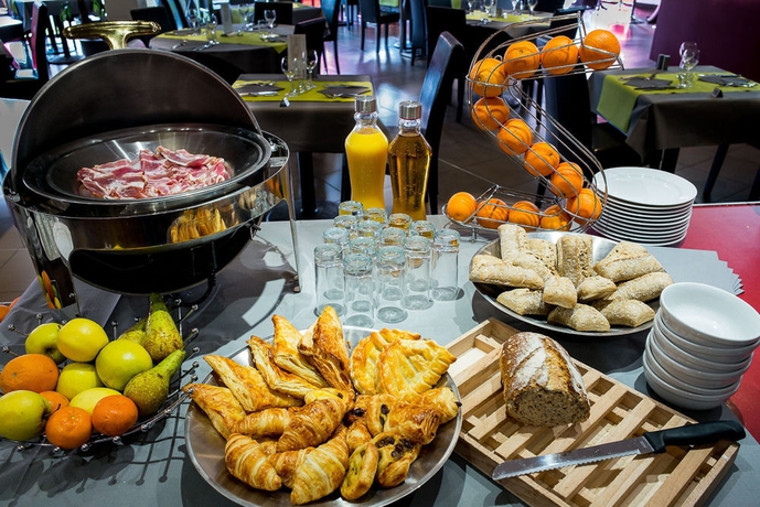 Imagen del bar/restaurante del Hotel The Originals City Complexe Ascotel Lille Métropole. Foto 3