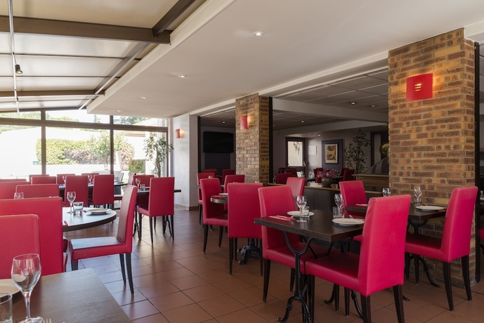 Imagen del bar/restaurante del Hotel The Originals City, Costières, Nîmes. Foto 2