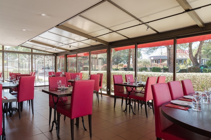 Imagen del bar/restaurante del Hotel The Originals City, Costières, Nîmes. Foto 3