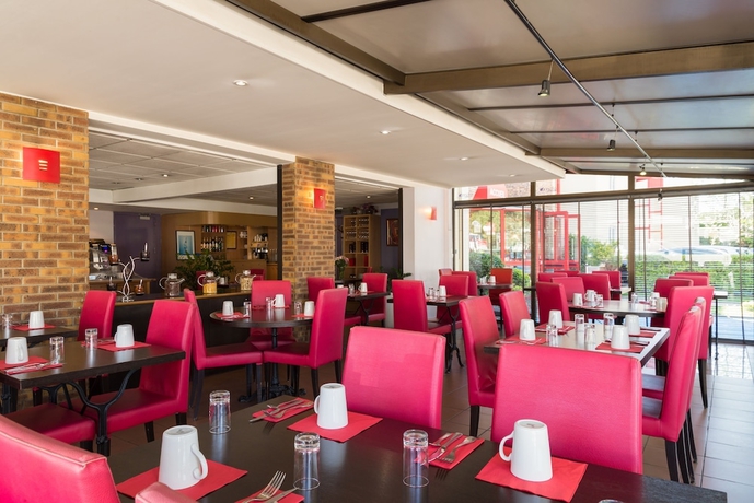 Imagen del bar/restaurante del Hotel The Originals City, Costières, Nîmes. Foto 4