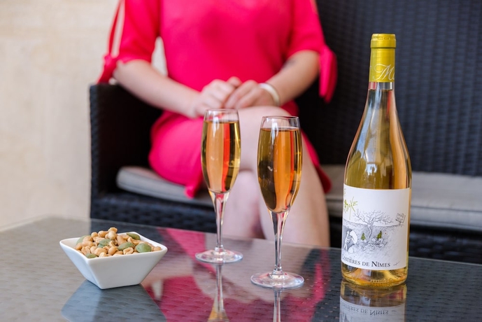 Imagen del bar/restaurante del Hotel The Originals City, Costières, Nîmes. Foto 5