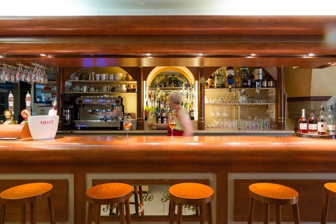 Imagen del bar/restaurante del Hotel The Originals City, De France. Foto 9