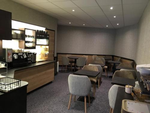 Imagen del bar/restaurante del Hotel The Originals City, Du Château. Foto 3