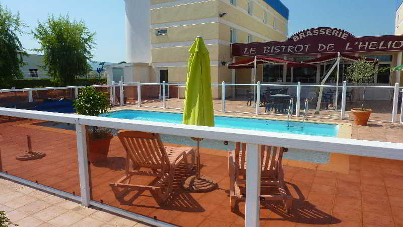 Imagen de la piscina del Hotel The Originals City, Hélios. Foto 14
