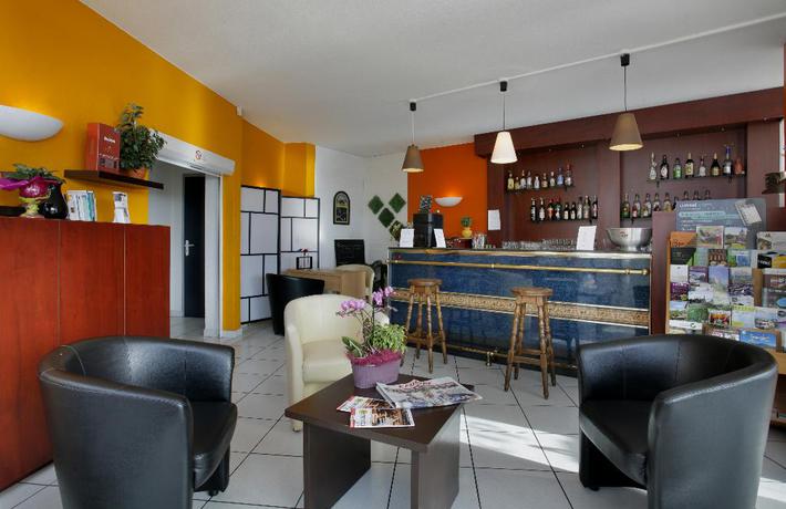 Imagen del bar/restaurante del Hotel The Originals City, Hélios. Foto 3