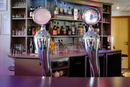 Imagen del bar/restaurante del Hotel The Originals City, H&ocirc;tel Acadine, Le Neubourg. Foto 3