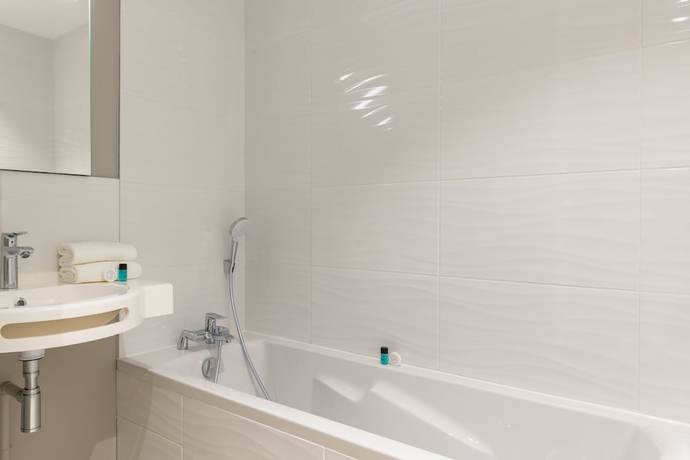 Imagen de la habitación del Hotel The Originals City, H&ocirc;tel Acadine, Pont-Audemer. Foto 10
