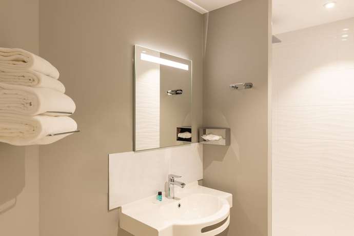 Imagen de la habitación del Hotel The Originals City, H&ocirc;tel Acadine, Pont-Audemer. Foto 13