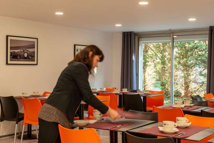 Imagen del bar/restaurante del Hotel The Originals City, H&ocirc;tel Acropole, Bernay. Foto 2