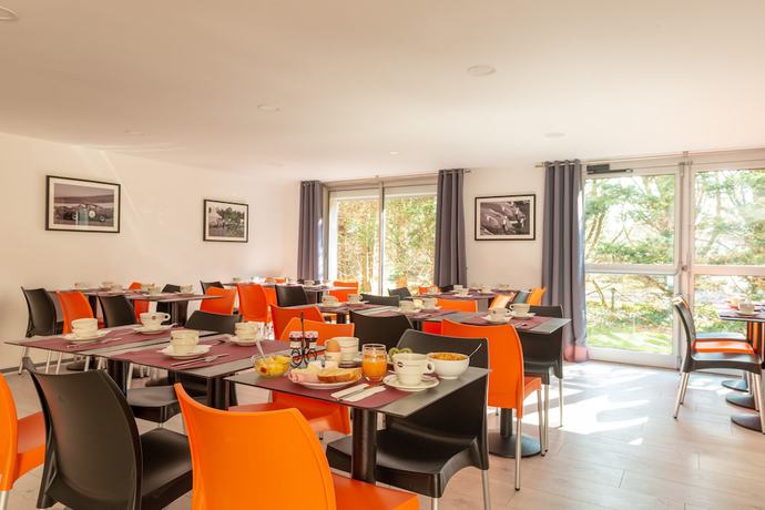 Imagen del bar/restaurante del Hotel The Originals City, H&ocirc;tel Acropole, Bernay. Foto 5