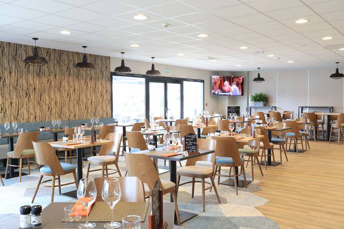 Imagen del bar/restaurante del Hotel The Originals City, H&ocirc;tel de la Confluence. Foto 3