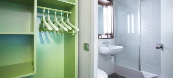 Imagen del bar/restaurante del Hotel The Originals City La Verrière. Foto 2