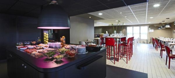 Imagen del bar/restaurante del Hotel The Originals City La Verrière. Foto 3