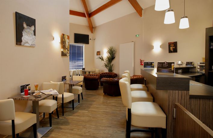 Imagen del bar/restaurante del Hotel The Originals City, L'acropole. Foto 2