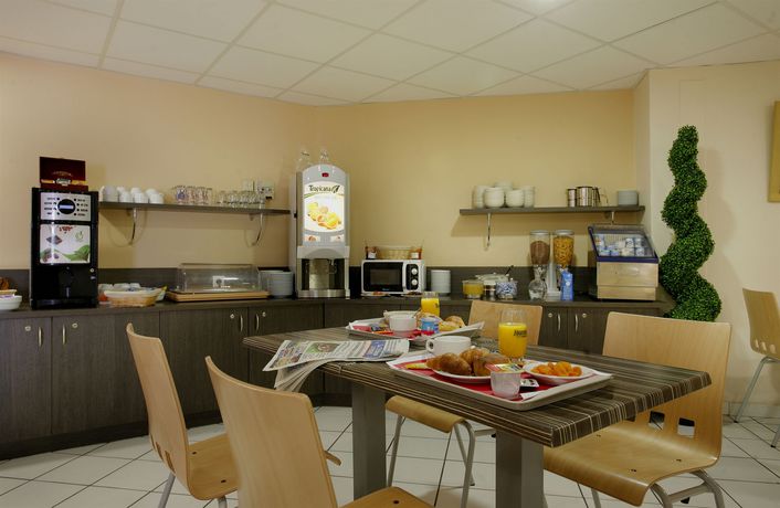 Imagen del bar/restaurante del Hotel The Originals City, L'acropole. Foto 3