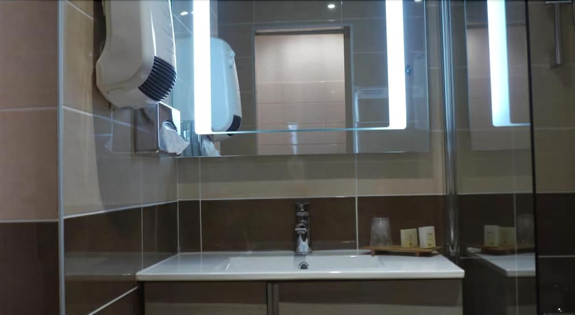 Imagen de la habitación del Hotel The Originals City, Le Barry. Foto 11