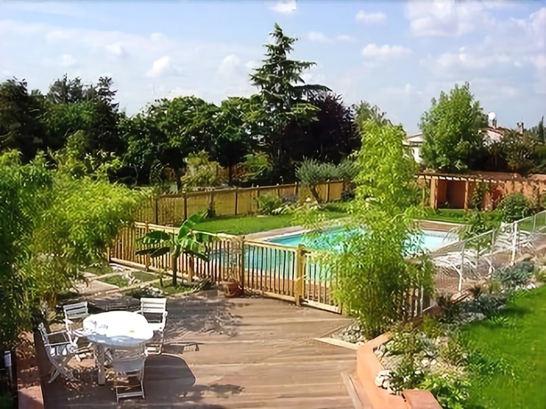 Imagen de la piscina del Hotel The Originals City, Le Barry. Foto 13