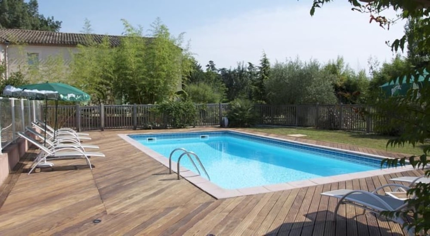 Imagen de la piscina del Hotel The Originals City, Le Barry. Foto 14