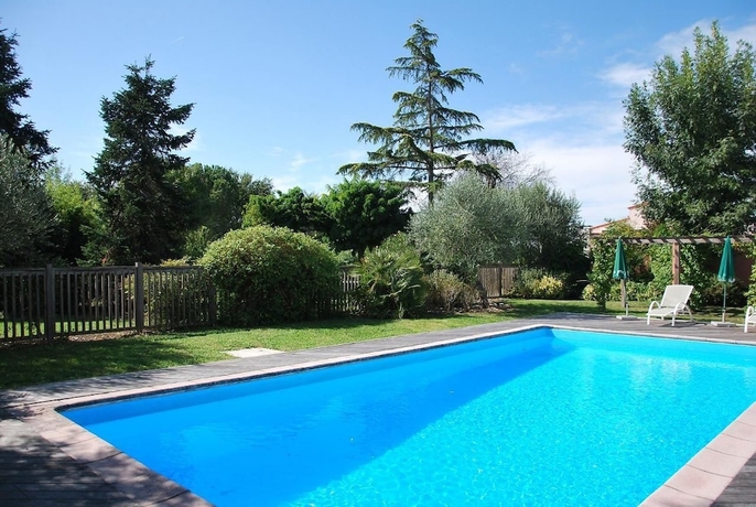 Imagen de la piscina del Hotel The Originals City, Le Barry. Foto 17