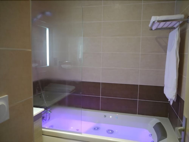 Imagen de la piscina del Hotel The Originals City, Le Barry. Foto 18