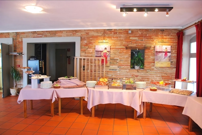 Imagen del bar/restaurante del Hotel The Originals City, Le Barry. Foto 2