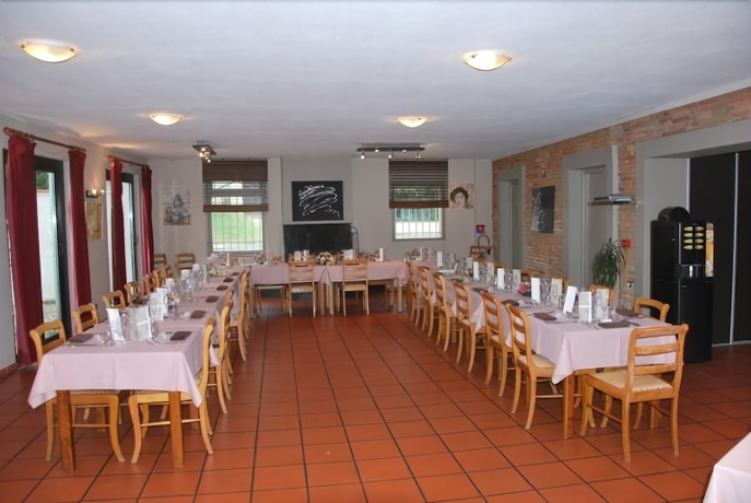 Imagen del bar/restaurante del Hotel The Originals City, Le Barry. Foto 3