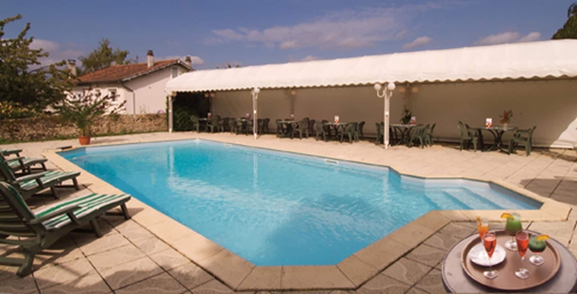 Imagen de la piscina del Hotel The Originals City, Le Boeuf Rouge, Limoges. Foto 19