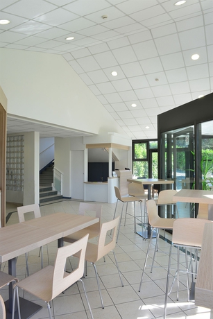 Imagen del bar/restaurante del Hotel The Originals City, Le Clos De L'orgerie. Foto 2