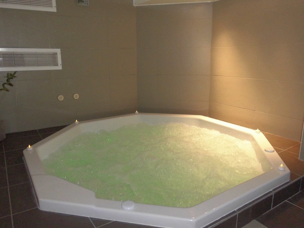 Imagen de la piscina del Hotel The Originals City, Le Coeur D'or, Sedan Est (inter-hotel). Foto 8