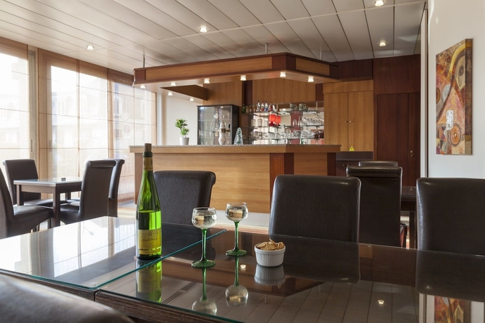 Imagen del bar/restaurante del Hotel The Originals City, Le Forum, Strasbourg Nord. Foto 6