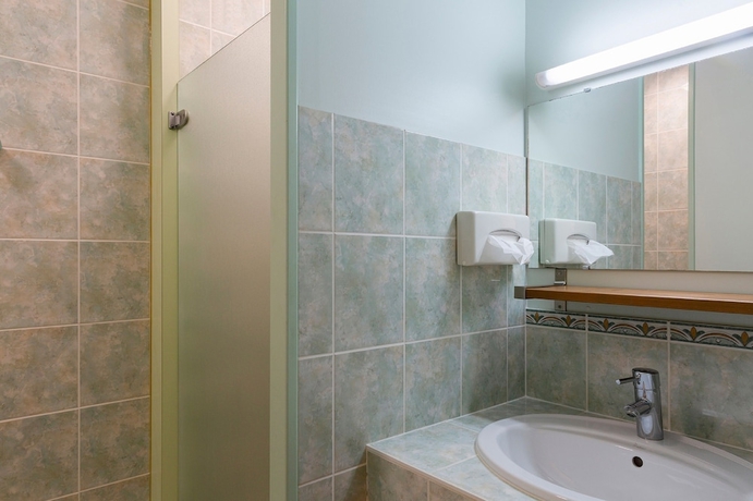 Imagen de la habitación del Hotel The Originals City, Le Logis D'elb&eacute;e. Foto 14