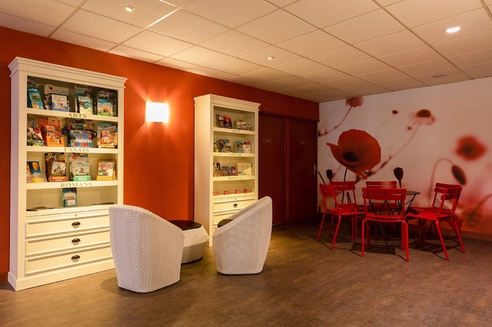 Imagen del bar/restaurante del Hotel The Originals City, Le Logis D'elb&eacute;e. Foto 2