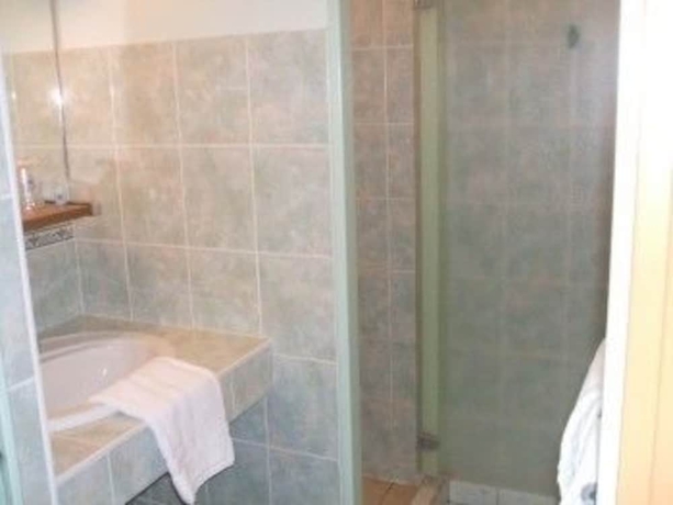 Imagen de la habitación del Hotel The Originals City, Le Logis D'elb&eacute;e. Foto 18