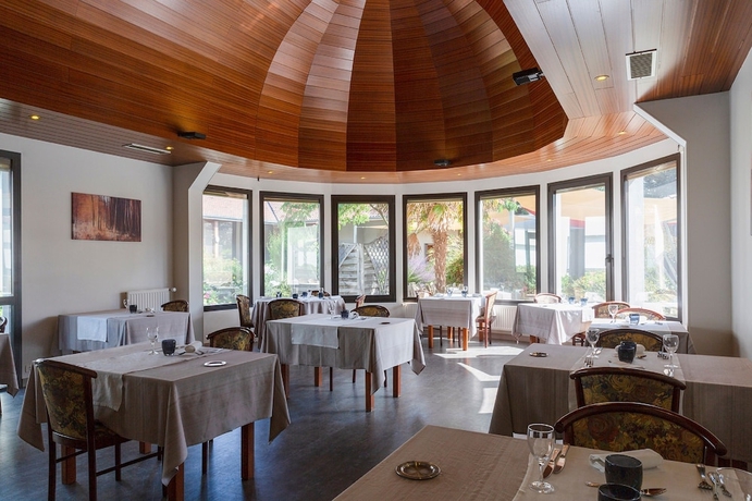 Imagen del bar/restaurante del Hotel The Originals City, Le Logis D'elb&eacute;e. Foto 3