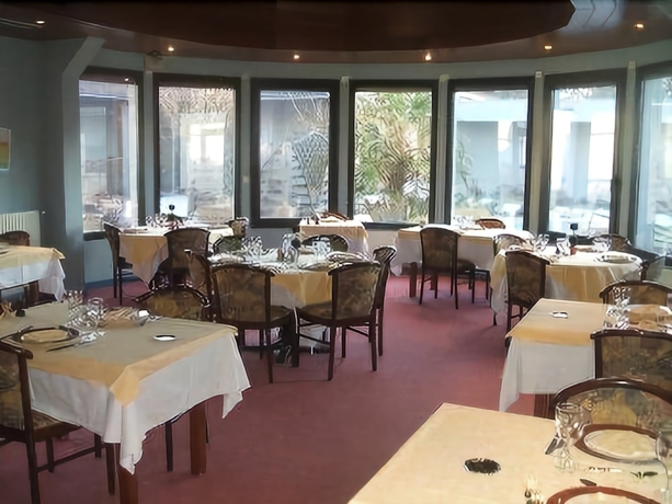 Imagen del bar/restaurante del Hotel The Originals City, Le Logis D'elb&eacute;e. Foto 4