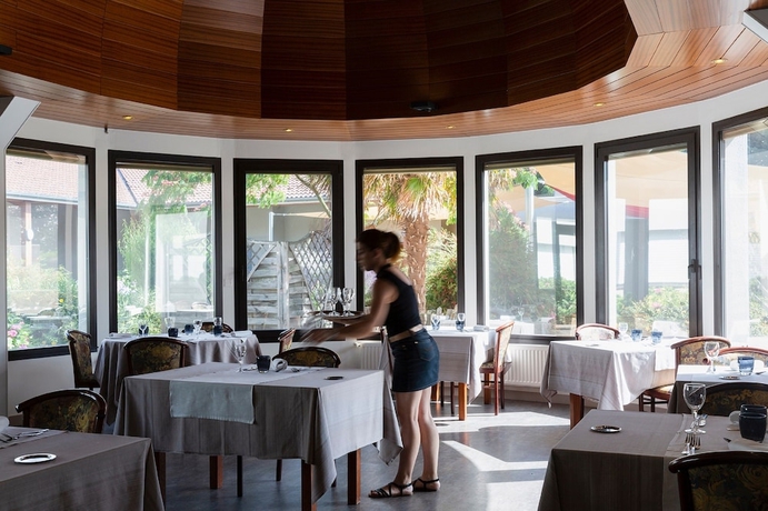 Imagen del bar/restaurante del Hotel The Originals City, Le Logis D'elb&eacute;e. Foto 5