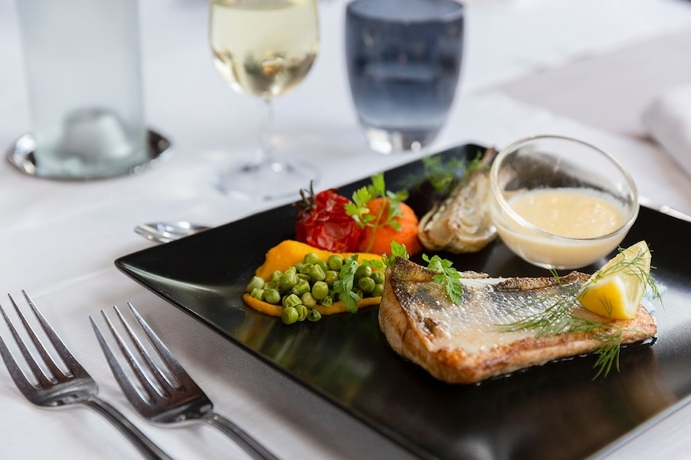 Imagen del bar/restaurante del Hotel The Originals City, Le Logis D'elb&eacute;e. Foto 6