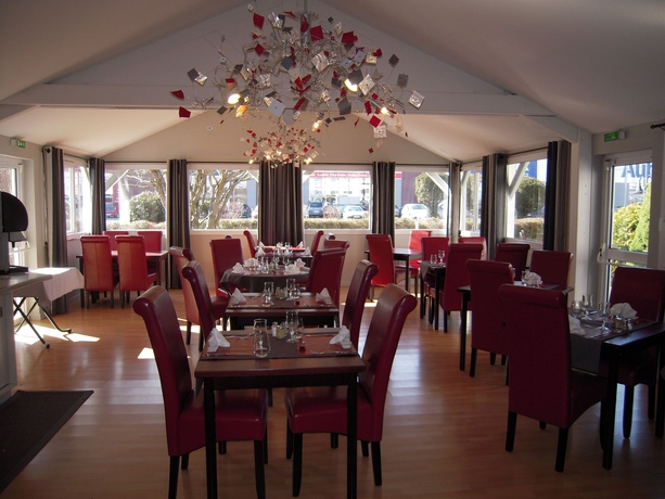Imagen del bar/restaurante del Hotel The Originals City, Le Louisiane. Foto 4