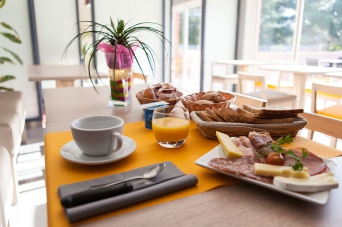 Imagen del bar/restaurante del Hotel The Originals City, Le Mas De Grille. Foto 2