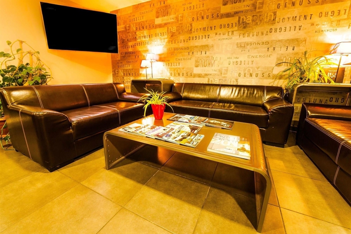 Imagen del bar/restaurante del Hotel The Originals City, Les Dômes, Perpignan Sud. Foto 4