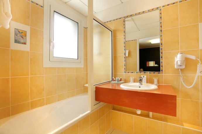 Imagen de la habitación del Hotel The Originals City, Les Thermes De L'avenue. Foto 13