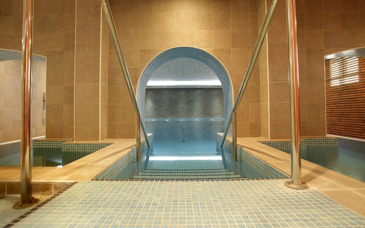 Imagen de la piscina del Hotel The Originals City, Les Thermes De L'avenue. Foto 16