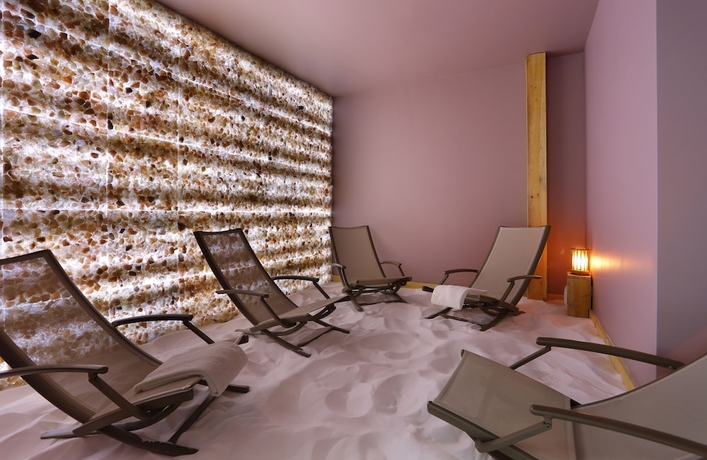 Imagen de la piscina del Hotel The Originals City, Les Thermes De L'avenue. Foto 18