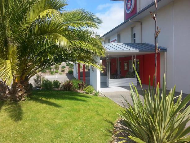 Imagen de los exteriores del Hotel The Originals City, Loval. Foto 7