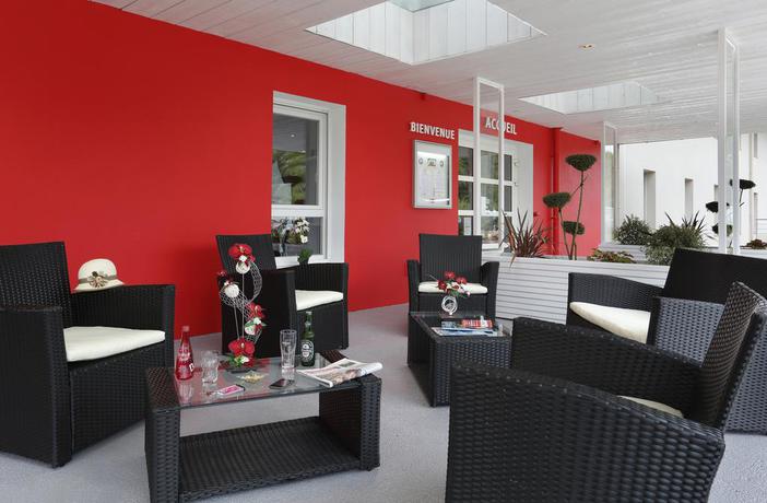 Imagen del bar/restaurante del Hotel The Originals City, Loval. Foto 2