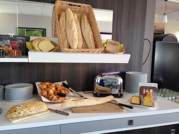 Imagen del bar/restaurante del Hotel The Originals City, Novella Premium, Nantes Est. Foto 2